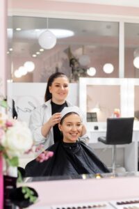Mujer-recibiendo-tratamiento-en-peluqueria
